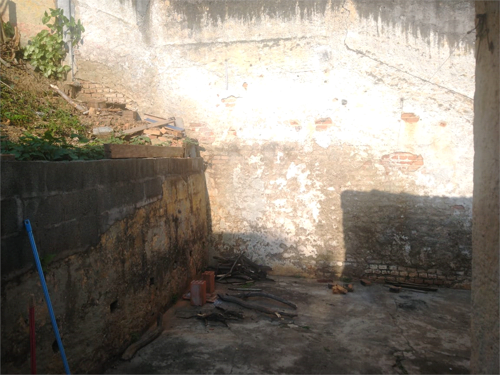 Duas casas em terreno amplo!