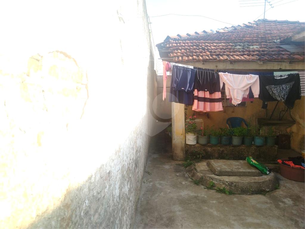 Duas casas em terreno amplo!