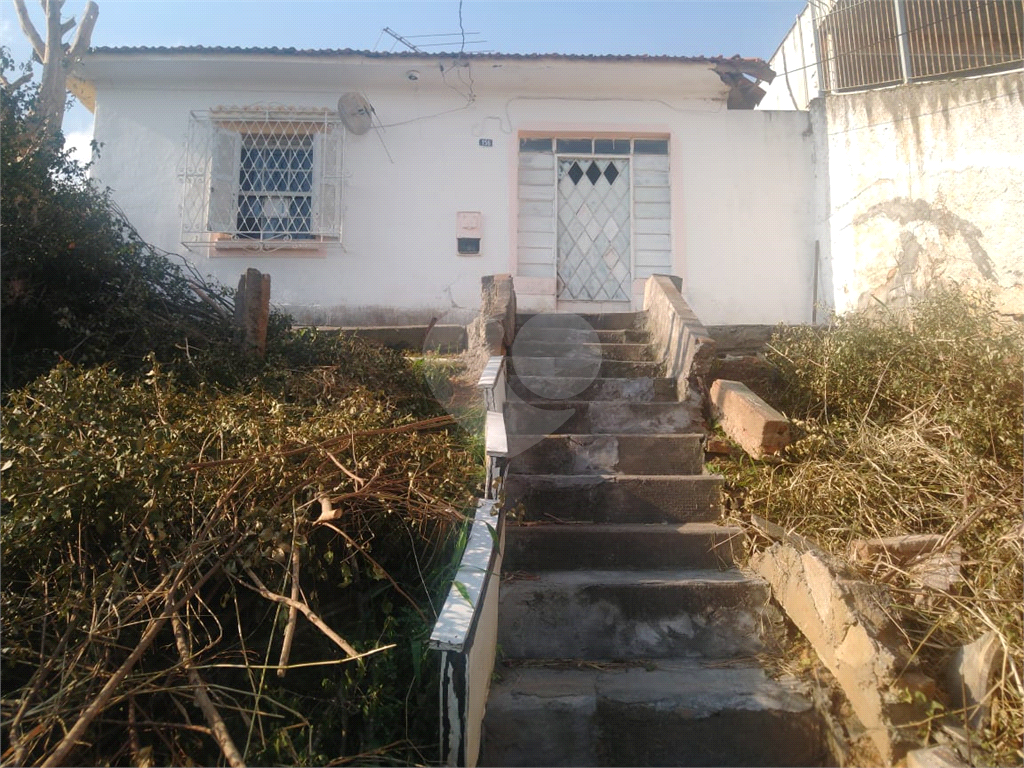 Duas casas em terreno amplo!
