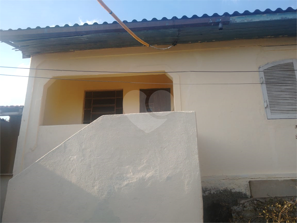 Duas casas em terreno amplo!