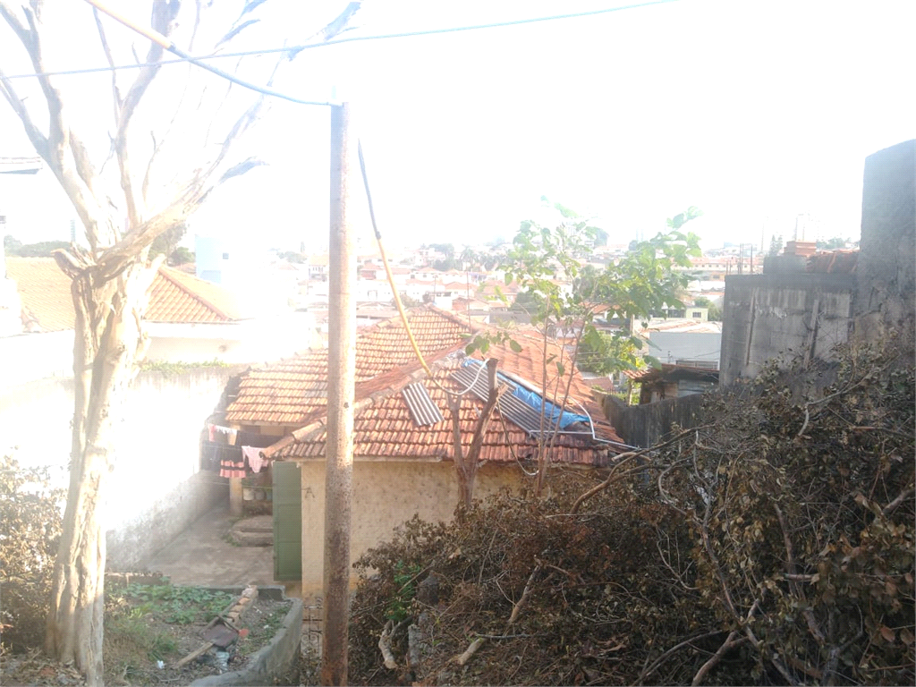 Duas casas em terreno amplo!