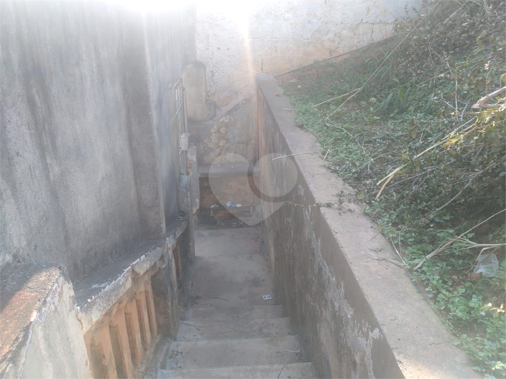 Duas casas em terreno amplo!