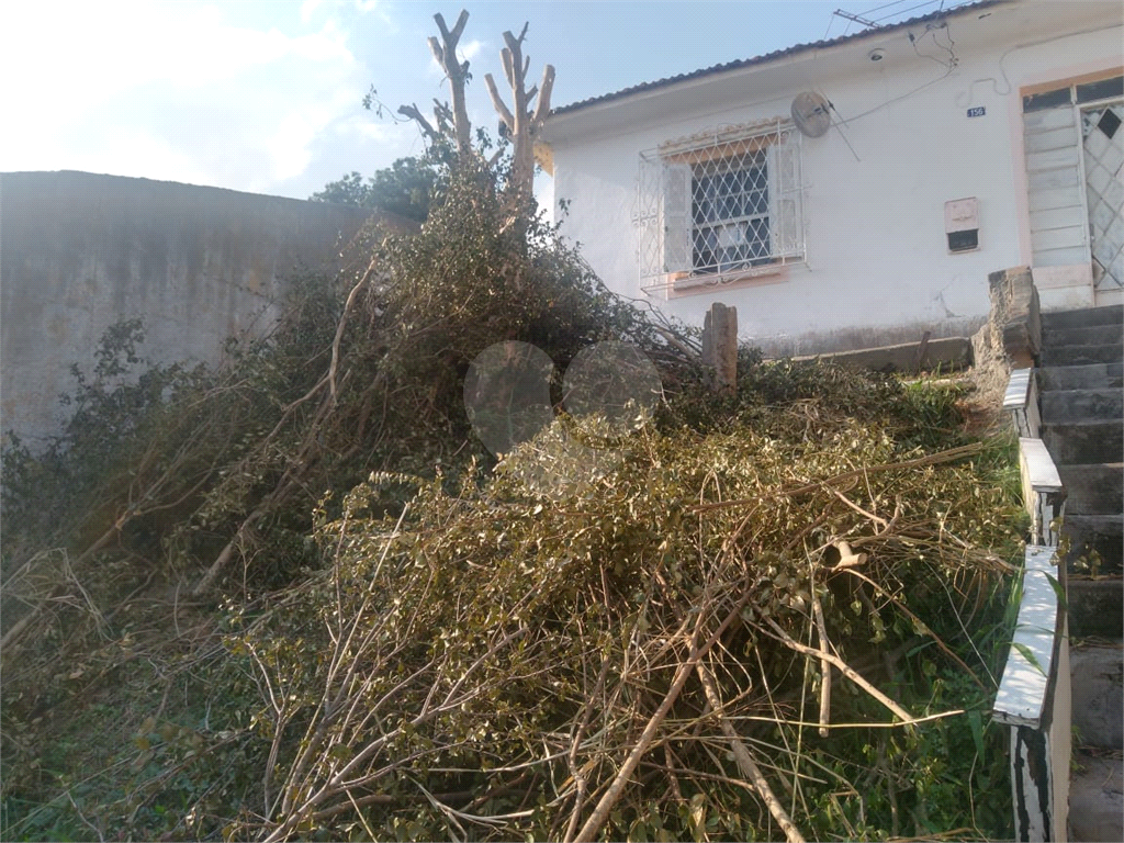 Duas casas em terreno amplo!