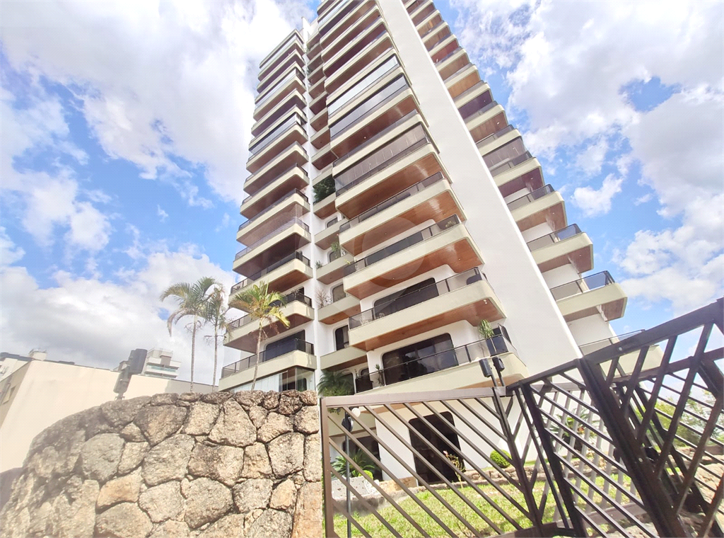 Apartamento com 3 suítes e hidromassagem 