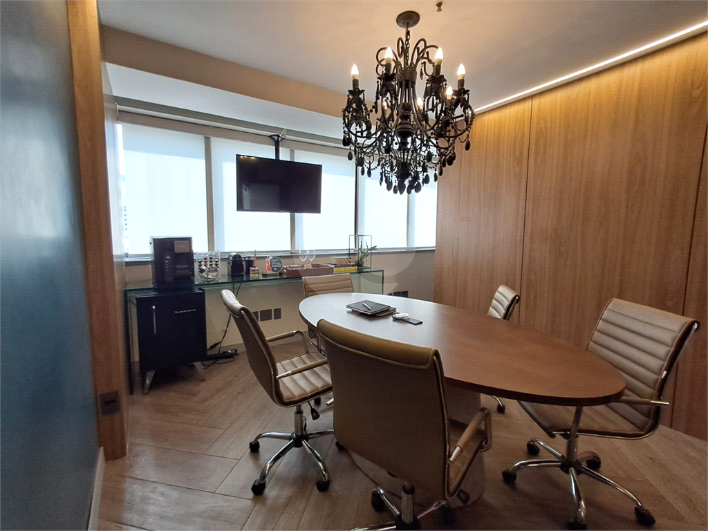 Imóvel comercial com 3 salas de escritório 1 sala de reunião cozinha 2 banheiros 3 vagas Pinheiros