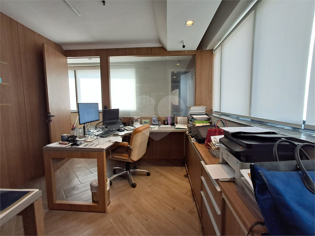 Imóvel comercial com 3 salas de escritório 1 sala de reunião cozinha 2 banheiros 3 vagas Pinheiros