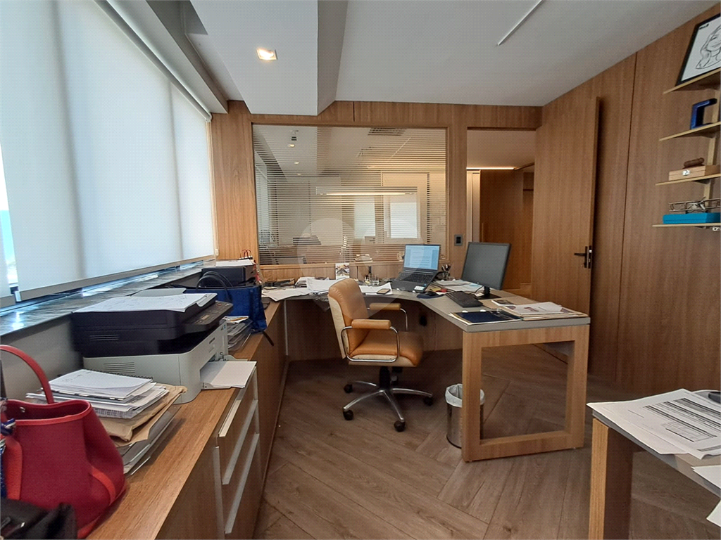 Imóvel comercial com 3 salas de escritório 1 sala de reunião cozinha 2 banheiros 3 vagas Pinheiros