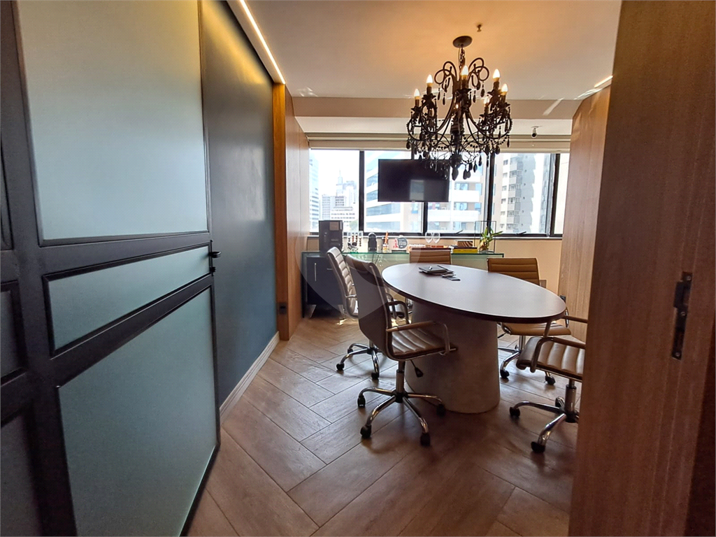 Imóvel comercial com 3 salas de escritório 1 sala de reunião cozinha 2 banheiros 3 vagas Pinheiros