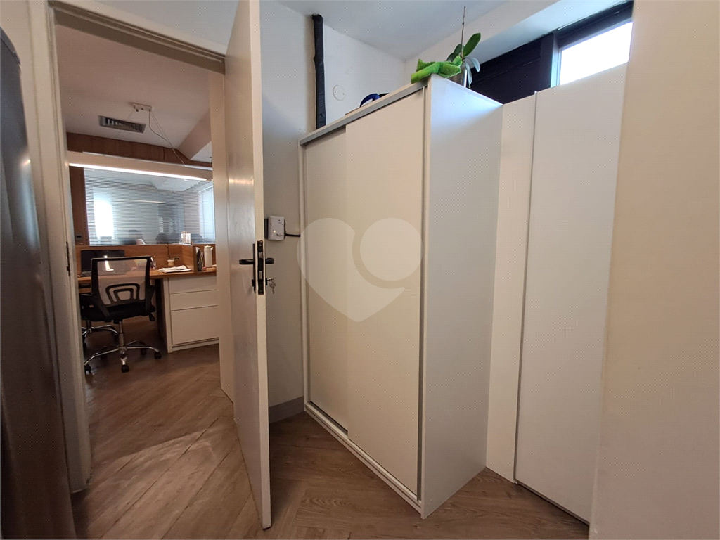 Imóvel comercial com 3 salas de escritório 1 sala de reunião cozinha 2 banheiros 3 vagas Pinheiros