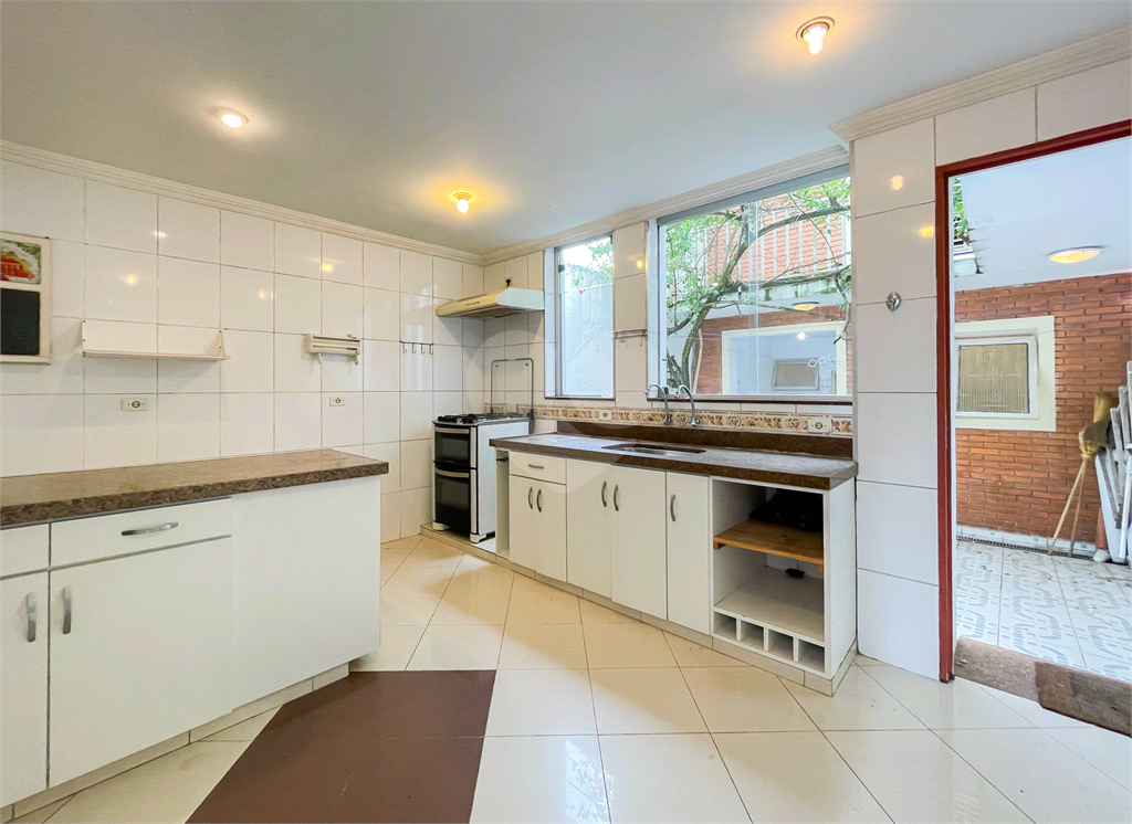 CASA À VENDA COM 4 QUARTOS NA POMPÉIA