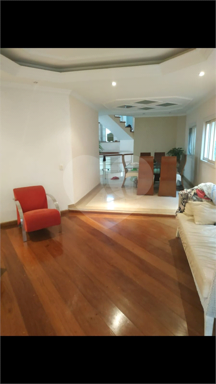Sobrado no Condomínio Itatinga com 421m² de área útil!!