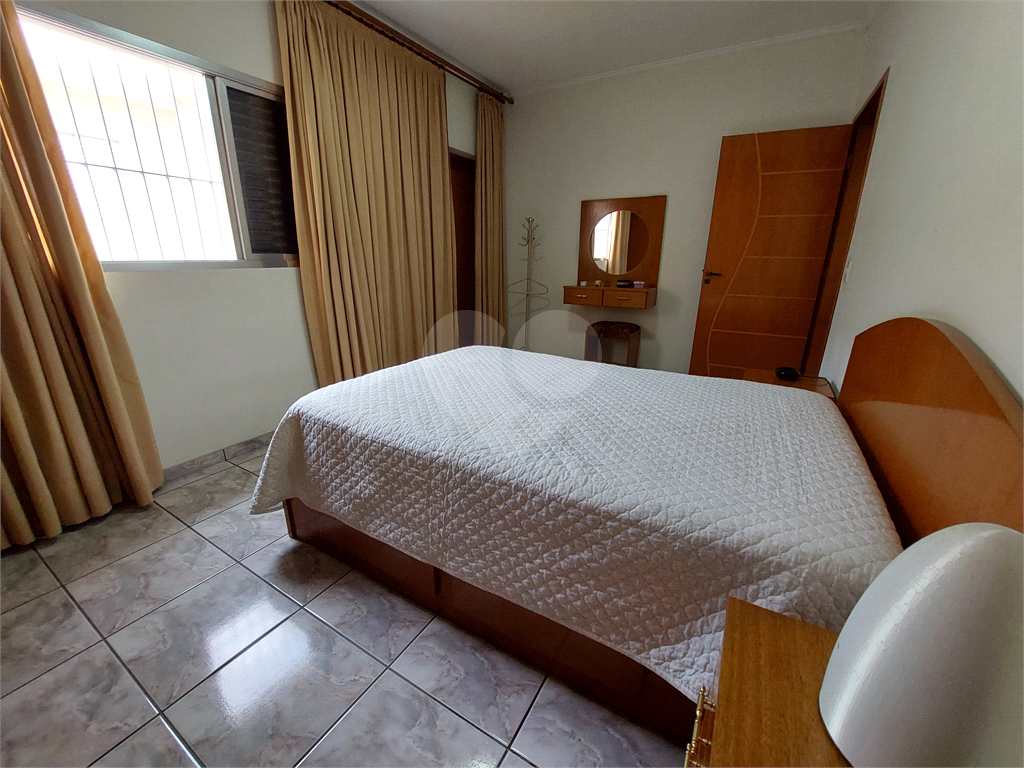 Sobrado com 245M² , com suíte, amplo quintal e churrasqueira PRONTO PARA MORAR 