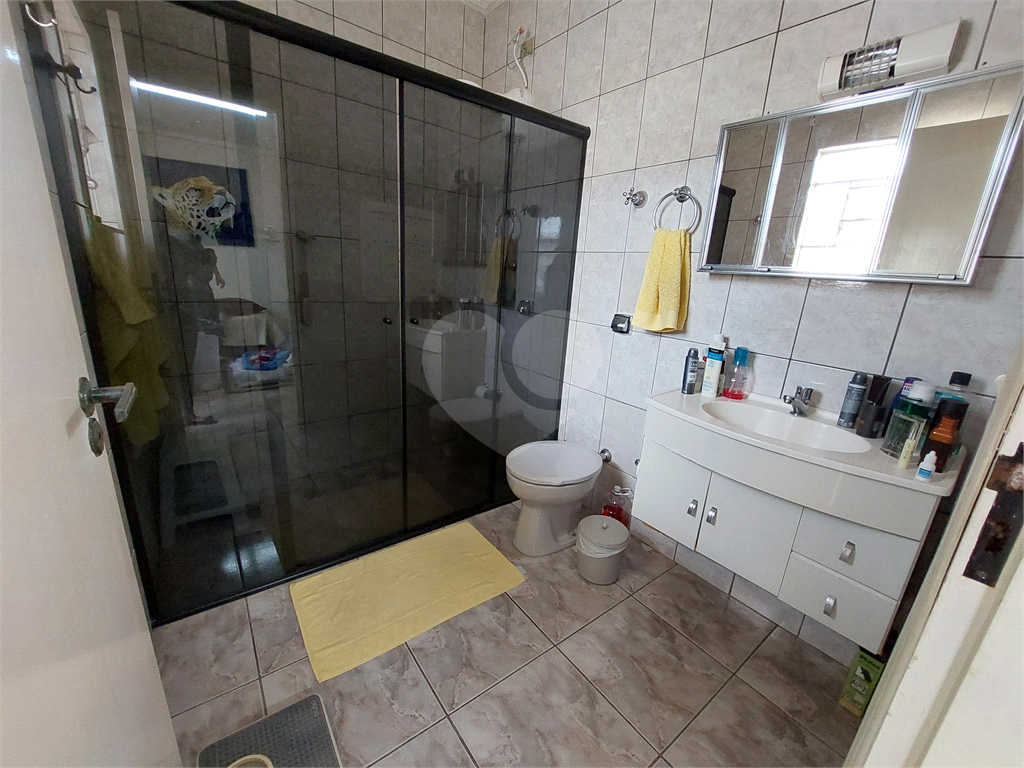 Sobrado com 245M² , com suíte, amplo quintal e churrasqueira PRONTO PARA MORAR 
