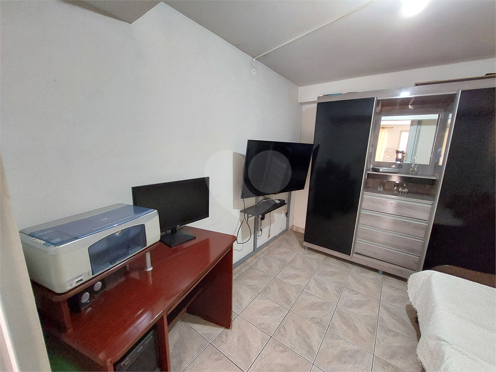 Sobrado com 245M² , com suíte, amplo quintal e churrasqueira PRONTO PARA MORAR 