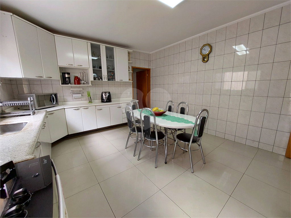 Sobrado com 245M² , com suíte, amplo quintal e churrasqueira PRONTO PARA MORAR 