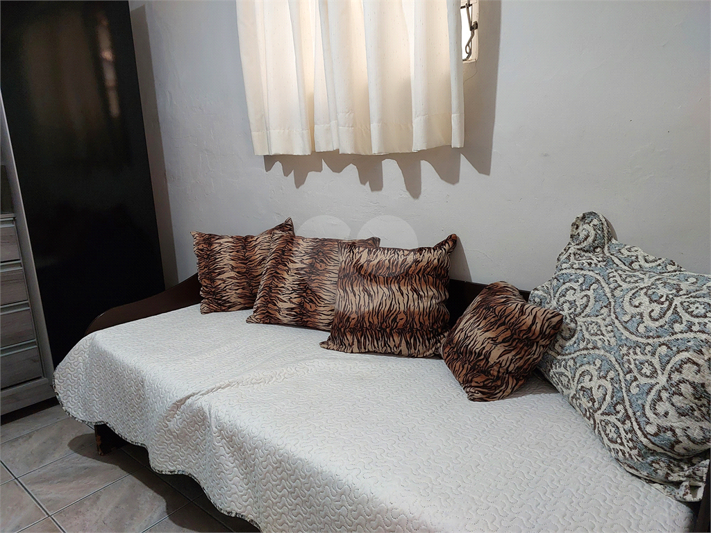Sobrado com 245M² , com suíte, amplo quintal e churrasqueira PRONTO PARA MORAR 