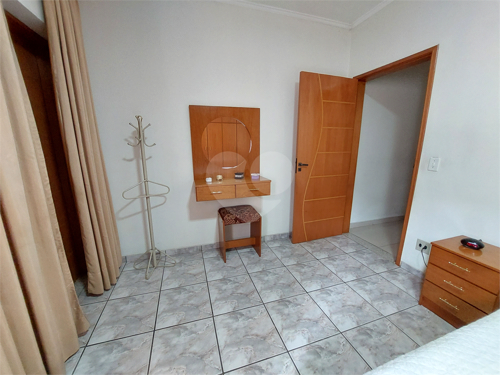 Sobrado com 245M² , com suíte, amplo quintal e churrasqueira PRONTO PARA MORAR 