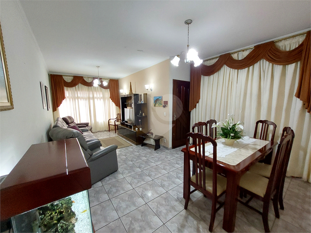 Sobrado com 245M² , com suíte, amplo quintal e churrasqueira PRONTO PARA MORAR 