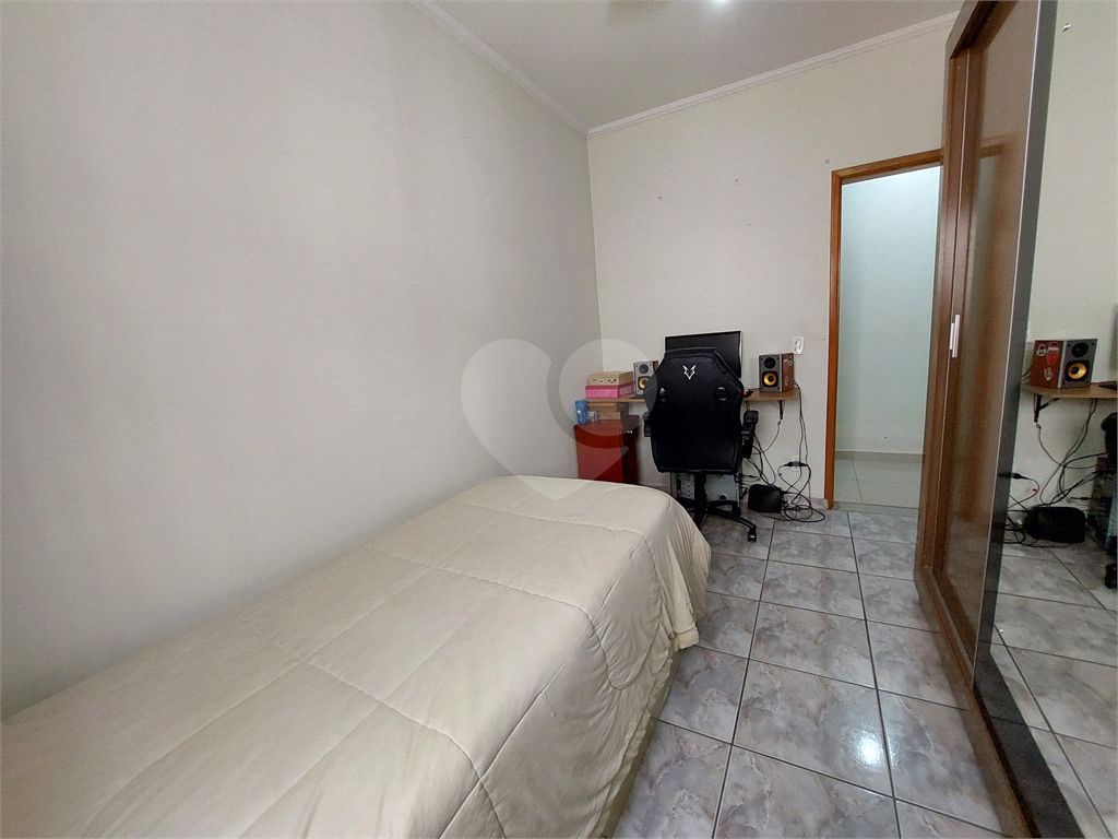 Sobrado com 245M² , com suíte, amplo quintal e churrasqueira PRONTO PARA MORAR 