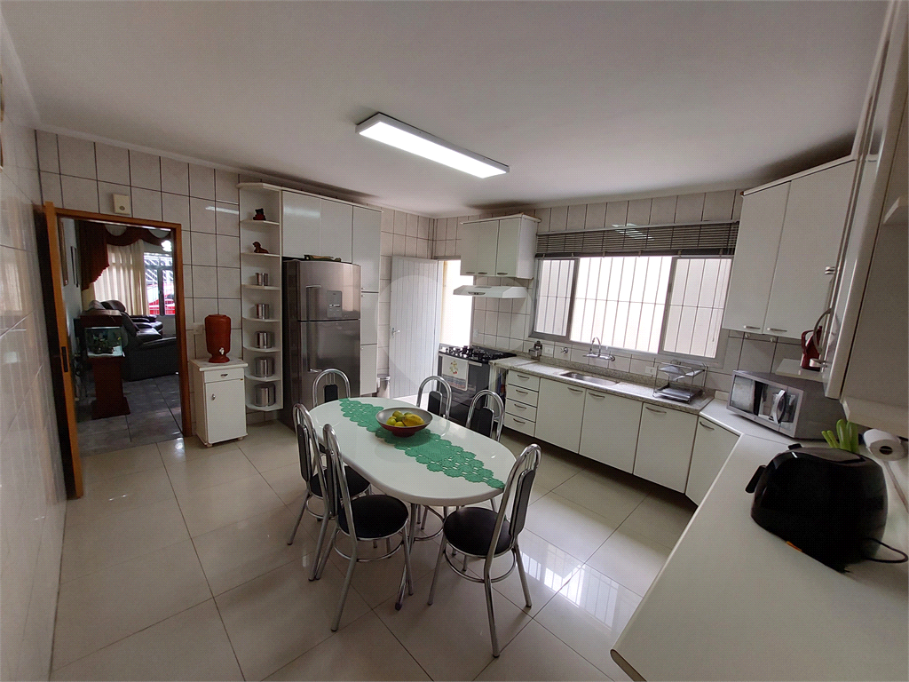 Sobrado com 245M² , com suíte, amplo quintal e churrasqueira PRONTO PARA MORAR 
