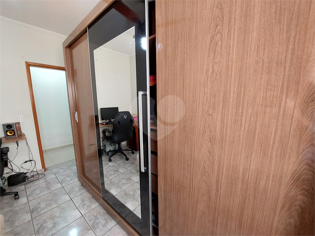 Sobrado com 245M² , com suíte, amplo quintal e churrasqueira PRONTO PARA MORAR 