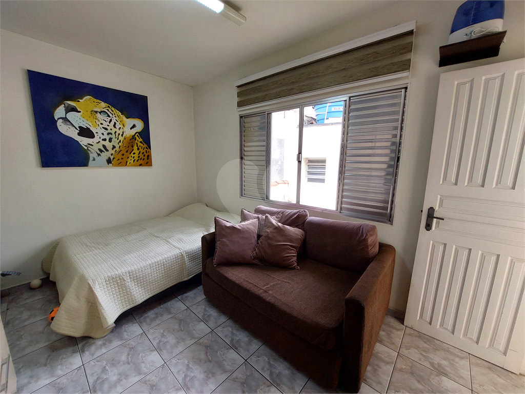 Sobrado com 245M² , com suíte, amplo quintal e churrasqueira PRONTO PARA MORAR 