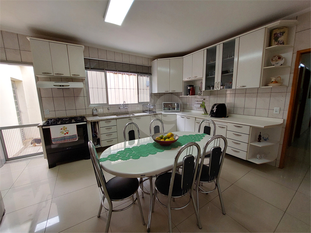 Sobrado com 245M² , com suíte, amplo quintal e churrasqueira PRONTO PARA MORAR 