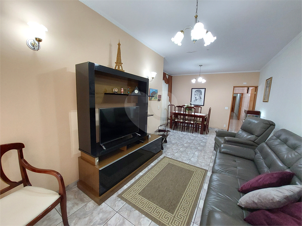Sobrado com 245M² , com suíte, amplo quintal e churrasqueira PRONTO PARA MORAR 