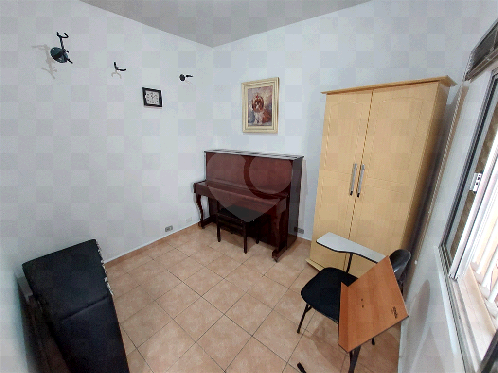 Sobrado com 245M² , com suíte, amplo quintal e churrasqueira PRONTO PARA MORAR 