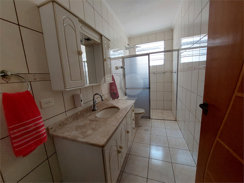 Sobrado com 245M² , com suíte, amplo quintal e churrasqueira PRONTO PARA MORAR 