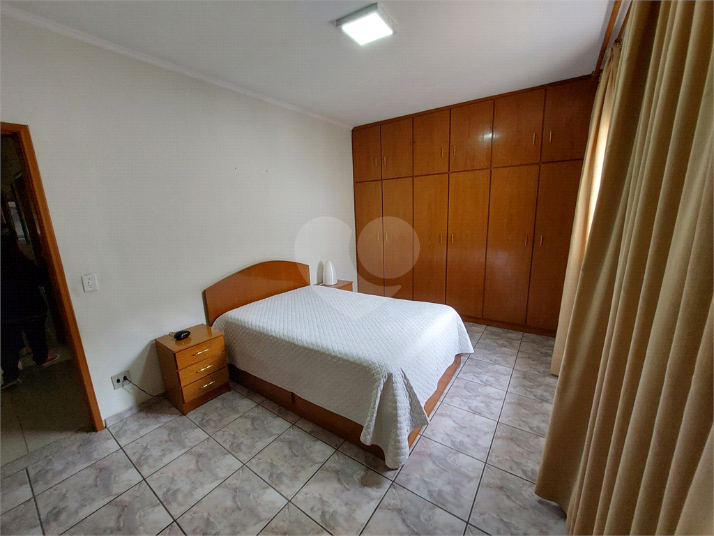 Sobrado com 245M² , com suíte, amplo quintal e churrasqueira PRONTO PARA MORAR 