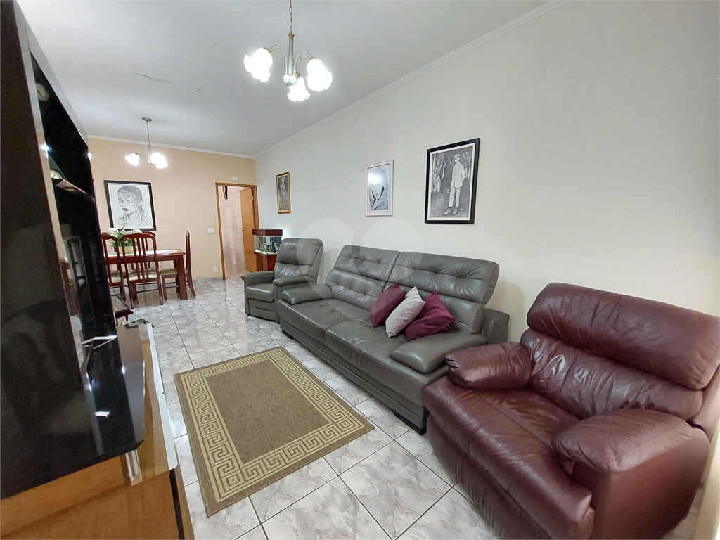 Sobrado com 245M² , com suíte, amplo quintal e churrasqueira PRONTO PARA MORAR 