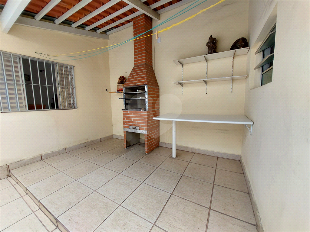 Sobrado com 245M² , com suíte, amplo quintal e churrasqueira PRONTO PARA MORAR 