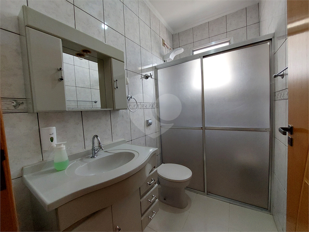 Sobrado com 245M² , com suíte, amplo quintal e churrasqueira PRONTO PARA MORAR 