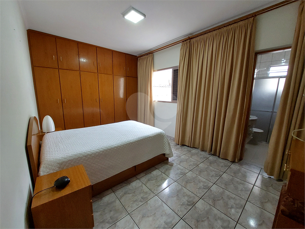 Sobrado com 245M² , com suíte, amplo quintal e churrasqueira PRONTO PARA MORAR 