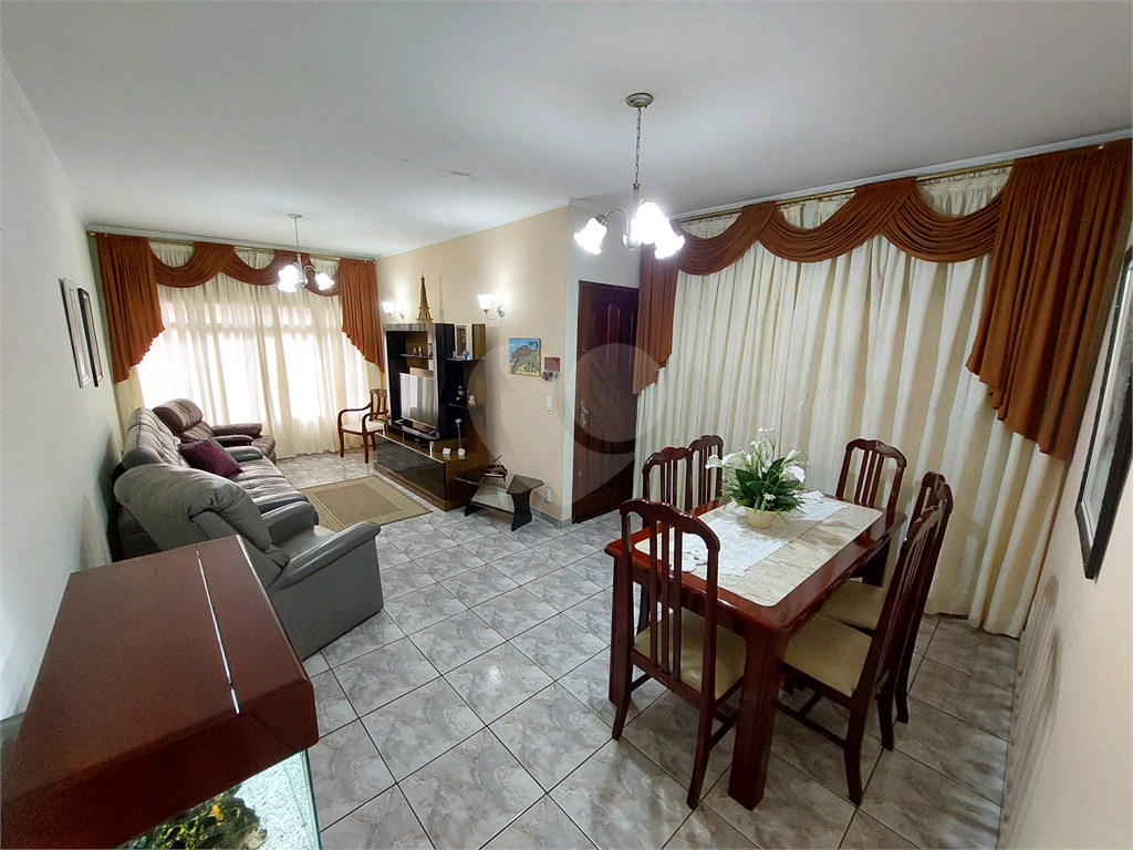 Sobrado com 245M² , com suíte, amplo quintal e churrasqueira PRONTO PARA MORAR 
