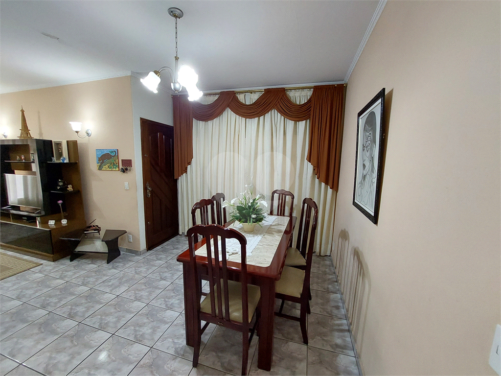 Sobrado com 245M² , com suíte, amplo quintal e churrasqueira PRONTO PARA MORAR 