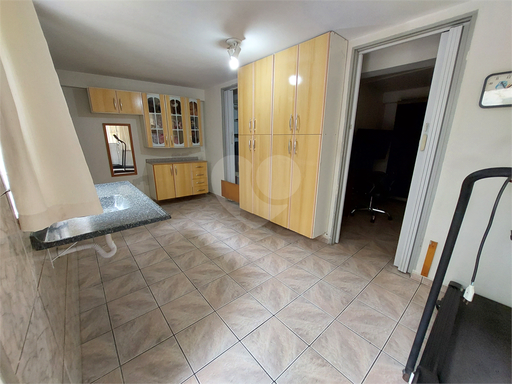 Sobrado com 245M² , com suíte, amplo quintal e churrasqueira PRONTO PARA MORAR 