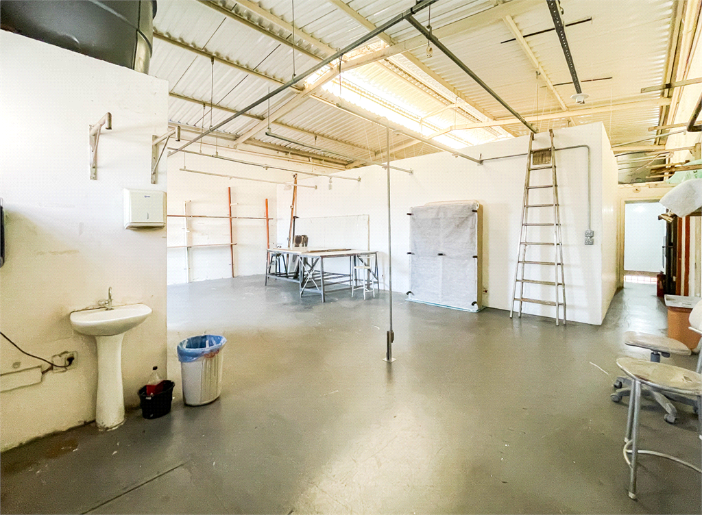 Galpão - Vila Sônia - 402 m² - Piso superior - 1 Vaga - Venda / Compra / Locação - Próximo ao Metrô