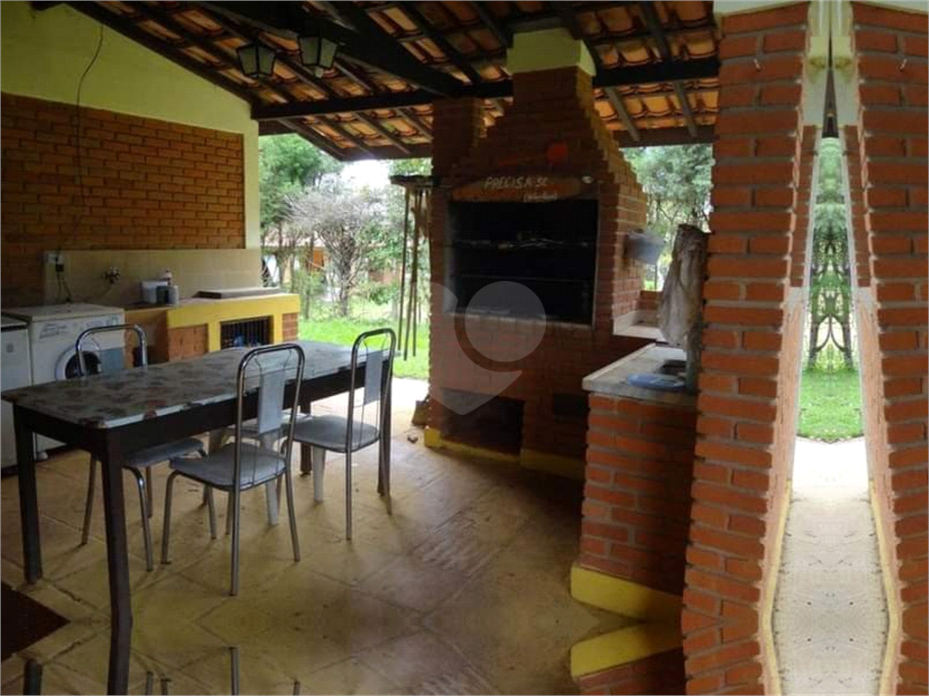 Chácara com 3000 m² de terreno e 250 m² de área construída, piscina e churrasqueira