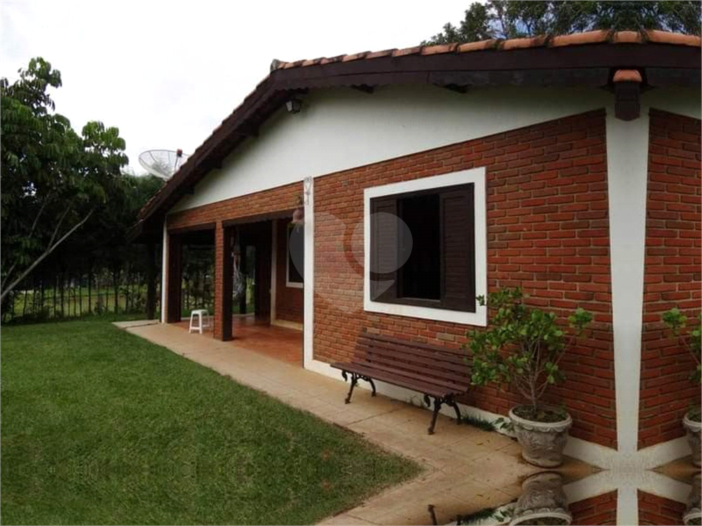 Chácara com 3000 m² de terreno e 250 m² de área construída, piscina e churrasqueira
