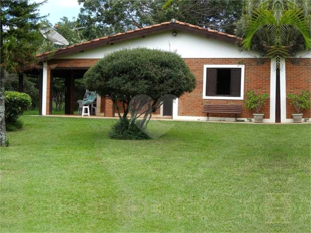 Chácara com 3000 m² de terreno e 250 m² de área construída, piscina e churrasqueira