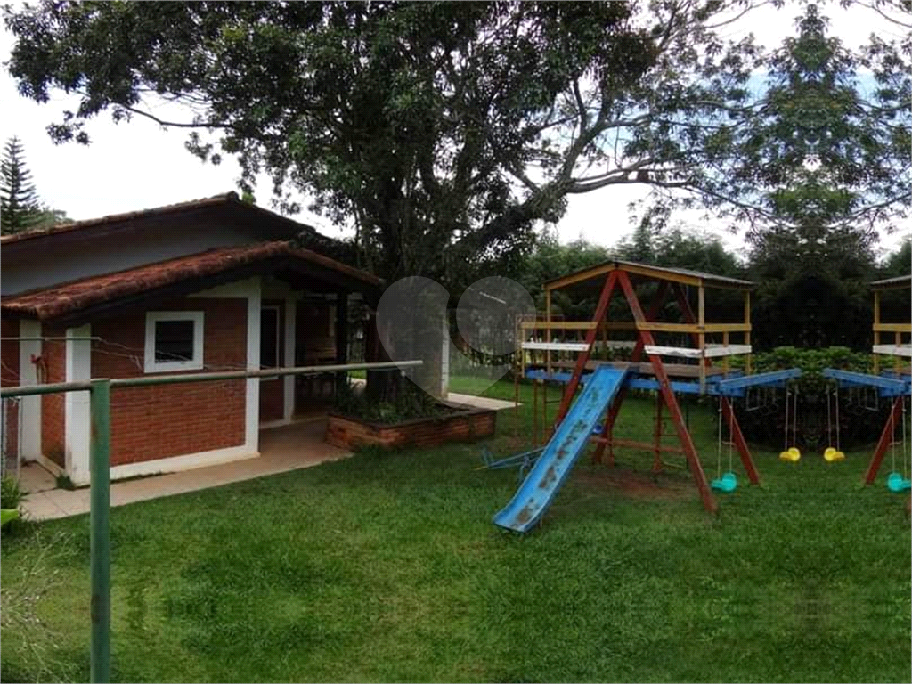 Chácara com 3000 m² de terreno e 250 m² de área construída, piscina e churrasqueira