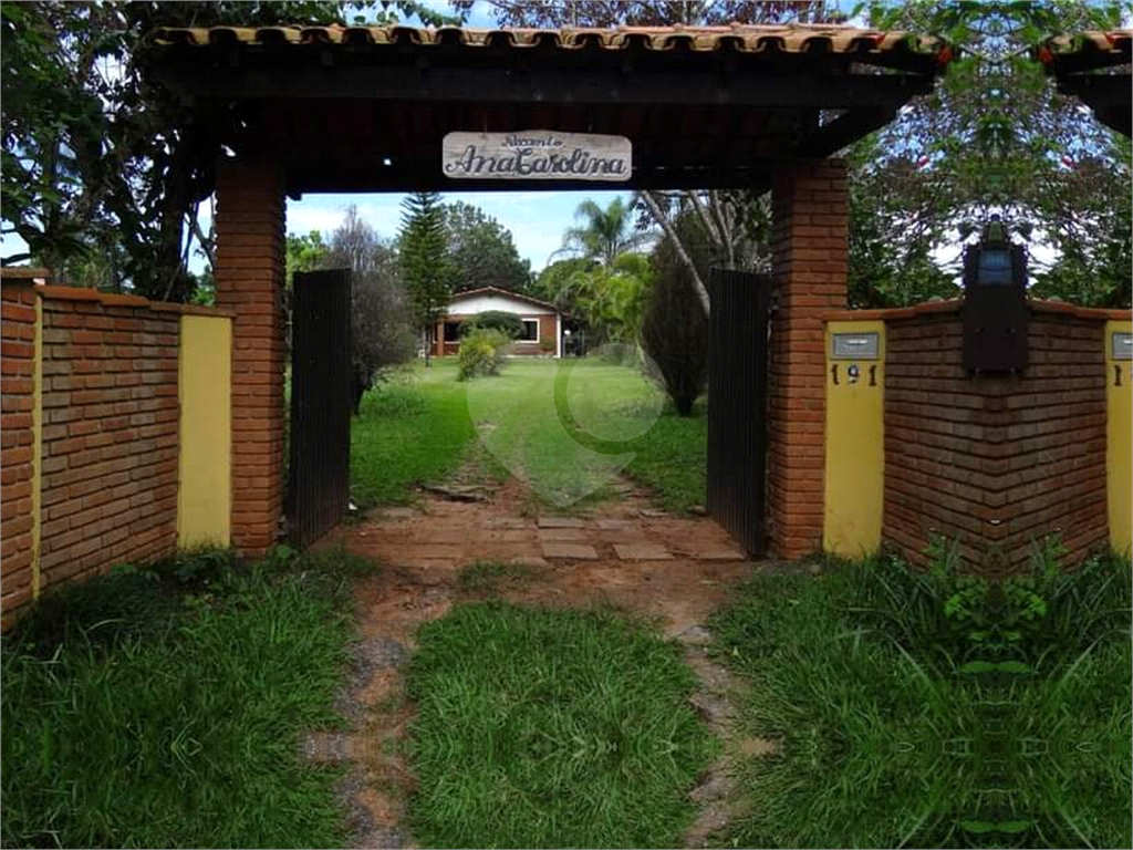 Chácara com 3000 m² de terreno e 250 m² de área construída, piscina e churrasqueira