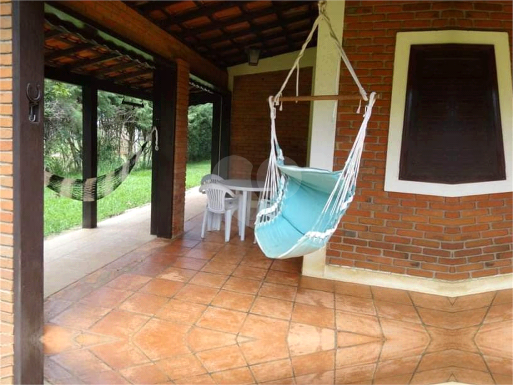 Chácara com 3000 m² de terreno e 250 m² de área construída, piscina e churrasqueira