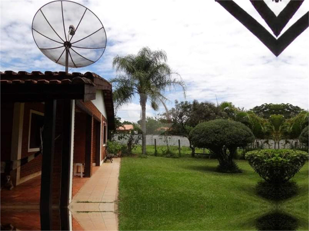 Chácara com 3000 m² de terreno e 250 m² de área construída, piscina e churrasqueira