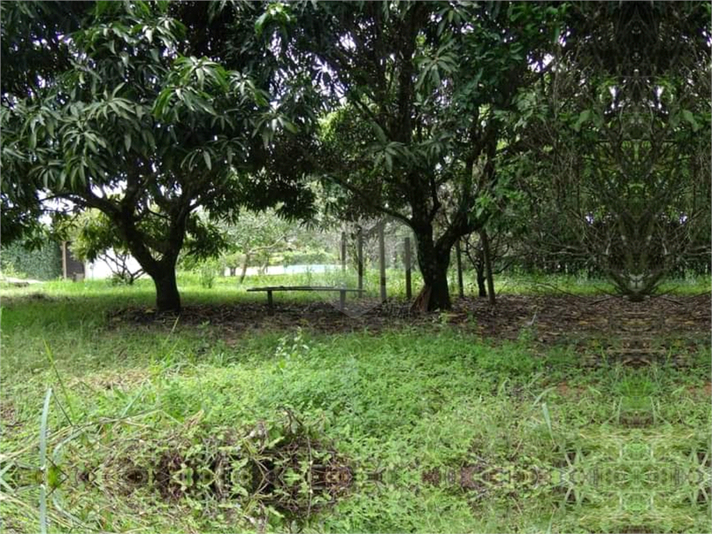 Chácara com 3000 m² de terreno e 250 m² de área construída, piscina e churrasqueira