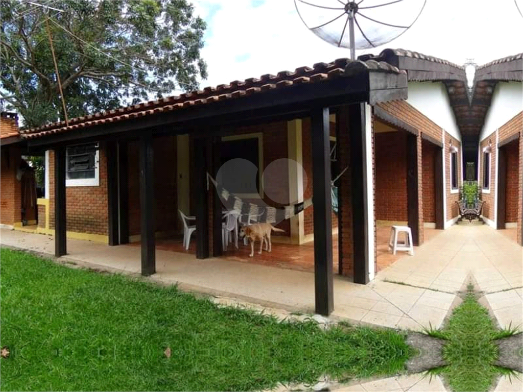 Chácara com 3000 m² de terreno e 250 m² de área construída, piscina e churrasqueira