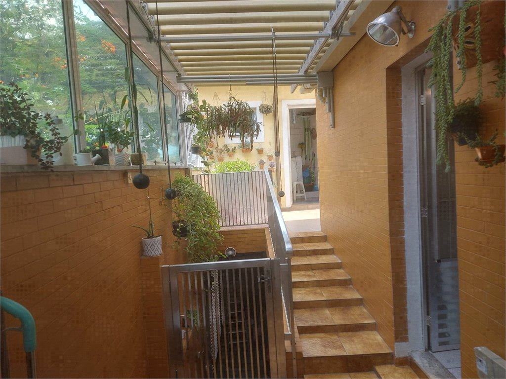 Sobrado Espaçoso e Aconchegante com 3 Dormitórios e Churrasqueira próximo ao Horto Florestal