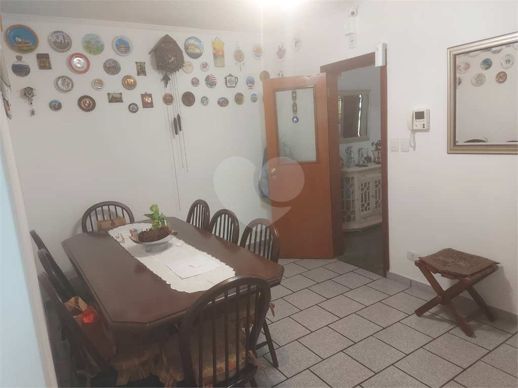 Sobrado Espaçoso e Aconchegante com 3 Dormitórios e Churrasqueira próximo ao Horto Florestal